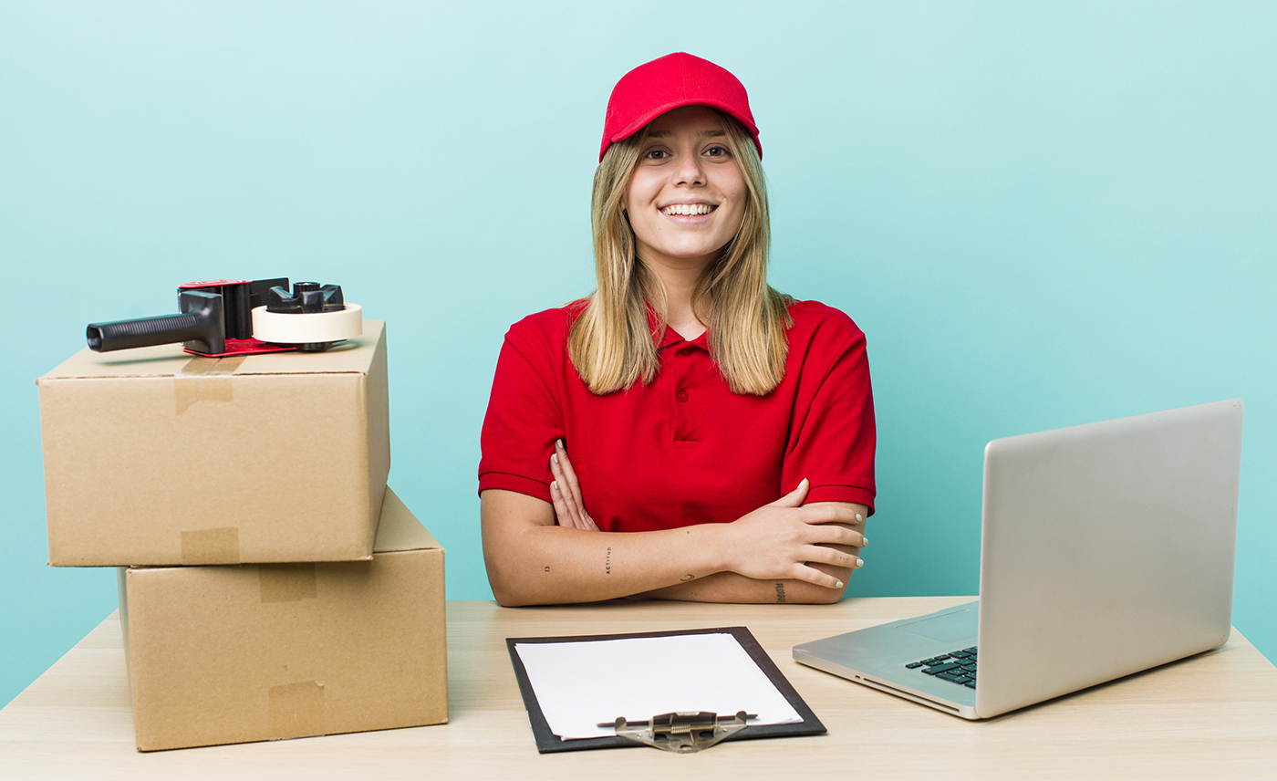 Verpackungen Hamburg – Sichere Lösungen für Versand und Logistik Zwei Männer verpacken Ware mit Kantenschutz – Verpackungen Hamburg